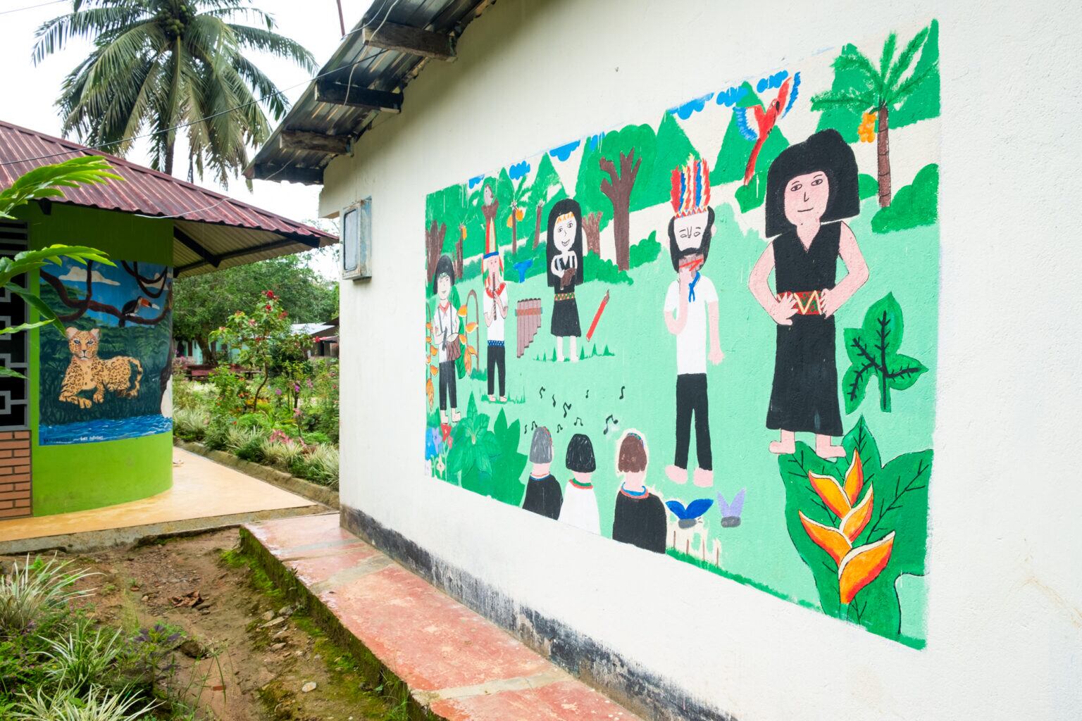 Murales en el colegio internado Yachaikuryo, resguardo Yurayaco, San José del Fragua, Caquetá. Foto: Sergio Alejandro Melgarejo