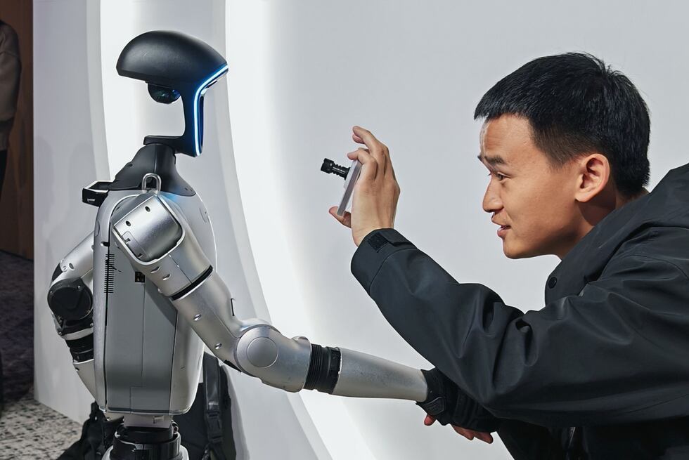 El robot humanoide Unitree en el MWC 2025 junto a la prensa internacional. (Foto: Diego Barrio de Mendoza)