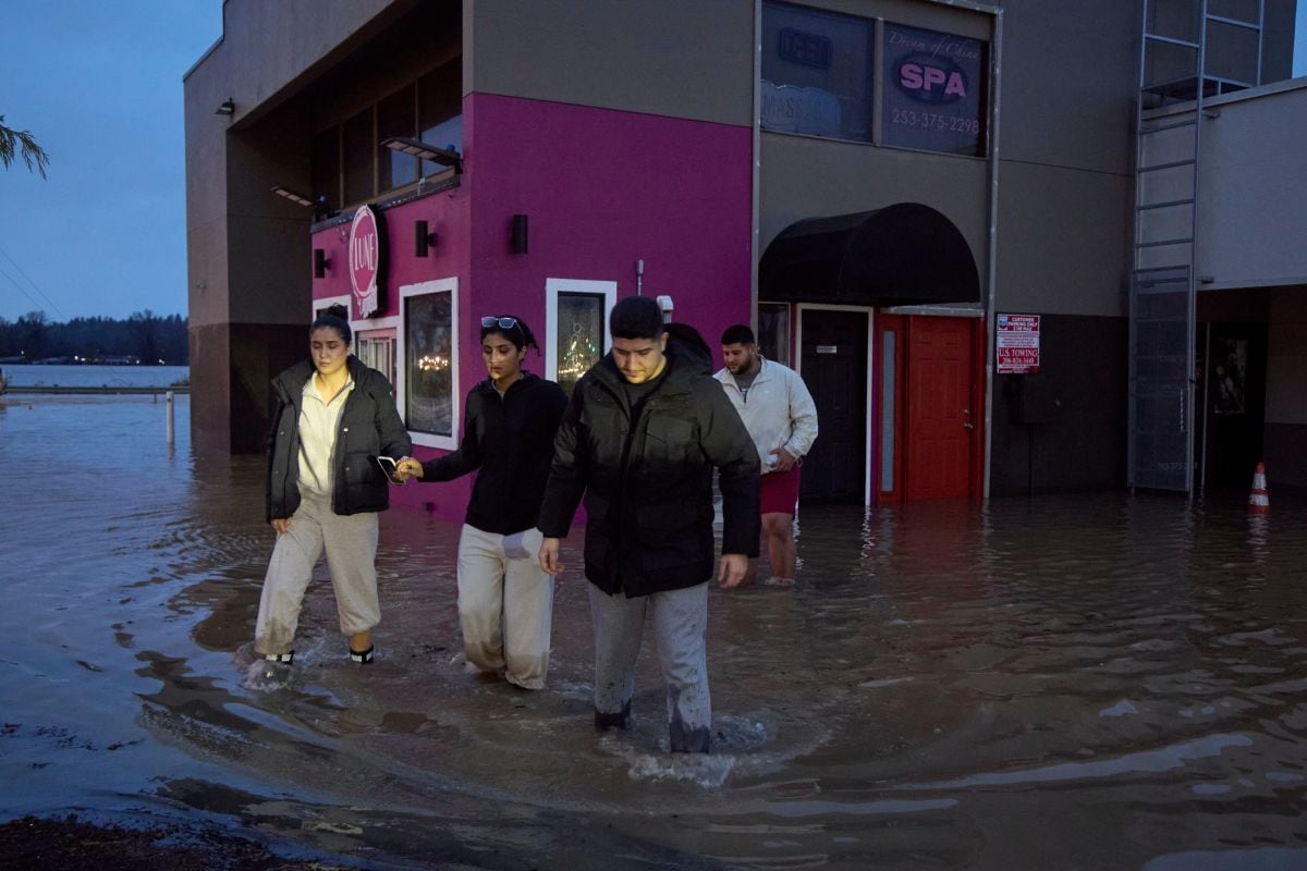 Se pide precaución al tomar el volante y evitar cruzar por zonas inundadas. (Foto: John Froschauer / AP)