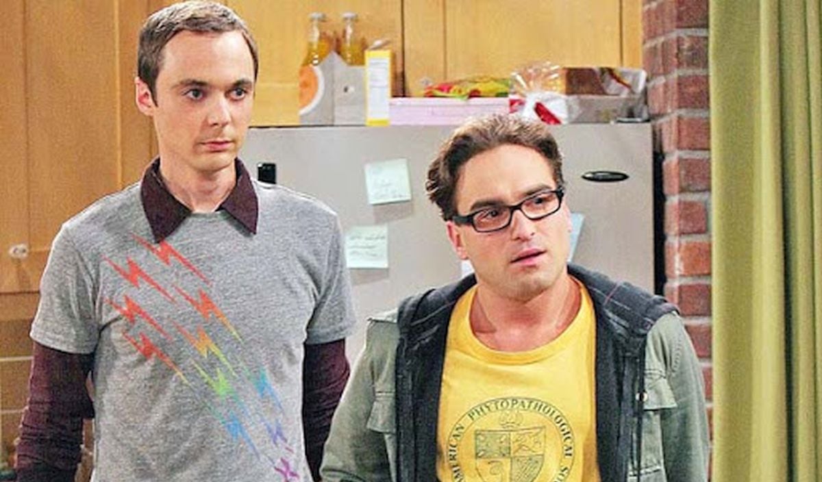 Por la altura de Jim Parsons, cuando Johnny Galecki grababa con él debía mirar hacia arriba (Foto: CBS)
