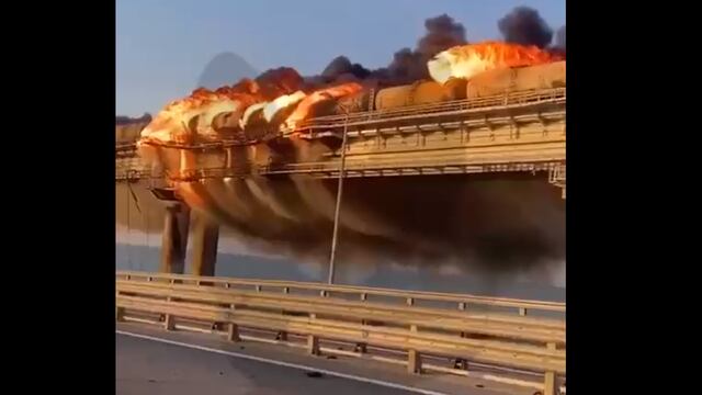 Golpe directo a Rusia: se incendia el estratégico puente de Crimea tras la explosión de un camión bomba | VIDEOS