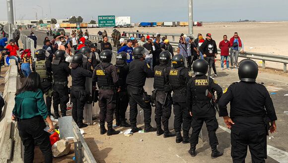 Autoridades peruanas despliegan un contingente de 180 policías en la frontera con Chile ante presencia de migrantes. (Foto de Javier Rumiche / AFP)