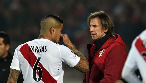 Juan Manuel Vargas habla con Ricardo Gareca cuando trabajaron juntos en la selección peruana | Foto: AFP