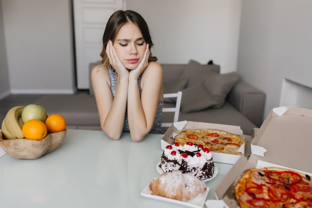 El estrés genera el aumento de cortisol y puede tener diferentes efectos en nuestros hábitos alimenticios. Algunas personas tienden a comer en exceso para compensar el malestar emocional, mientras que otras pueden perder el apetito y no consumir suficientes alimentos nutritivos.