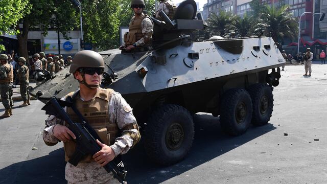 Militares con fusiles y tanquetas de guerra patrullan las calles de Santiago de Chile, bajo estado de emergencia | FOTOS