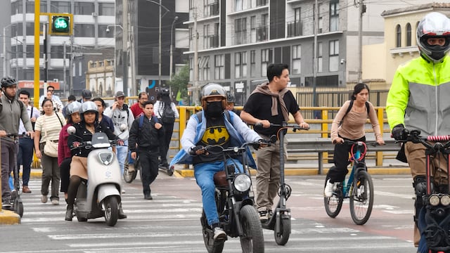 Fuera de control: 200 vehículos eléctricos prohibidos de hasta 70 km/h invaden al día la ciclovía de Av. Arequipa