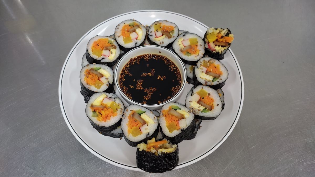El kimbap es un plato típico que consiste en un rollo de arroz con varios ingredientes (verduras, carne, pescado, etc.) y todo envuelto en alga.