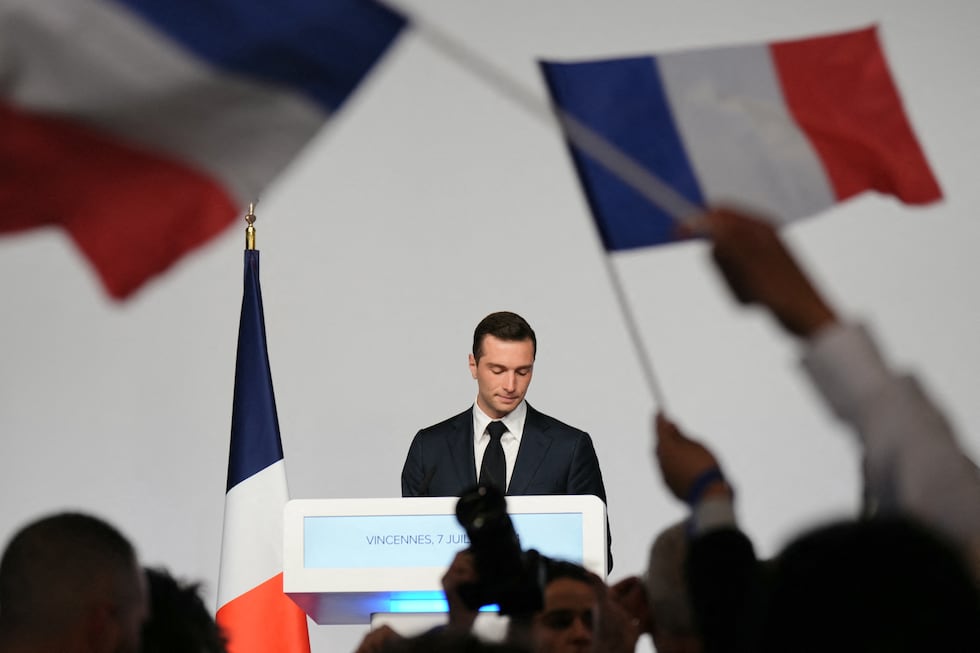 El presidente del partido de extrema Agrupación Nacional (RN), Jordan Bardella, habla tras los primeros resultados de la segunda vuelta de las elecciones legislativas en Francia. (Foto de Dimitar DILKOFF / AFP).
