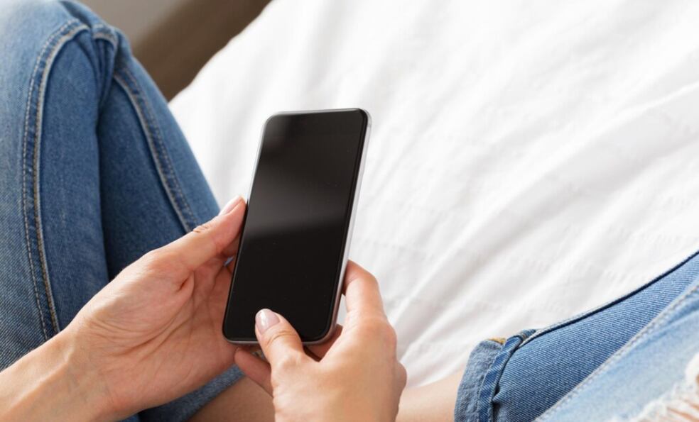 El dispositivo puede resistir a caídas sobre una superficie como el asfalto. (Foto: freepik.es)