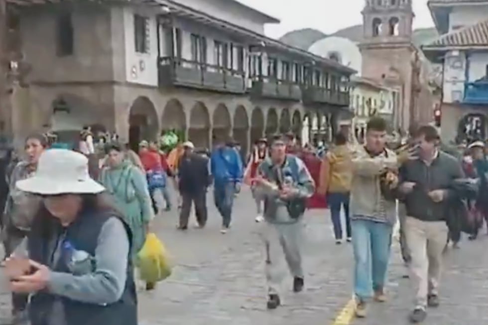 Cientos de ciudadanos salieron a las calles para exigir la ejecución del gasoducto andino. Durante la movilización bloquearon puntos estratégicos y se paralizaron varias actividades, como las escolares y de transporte público. Foto: captura Buenos Días Perú