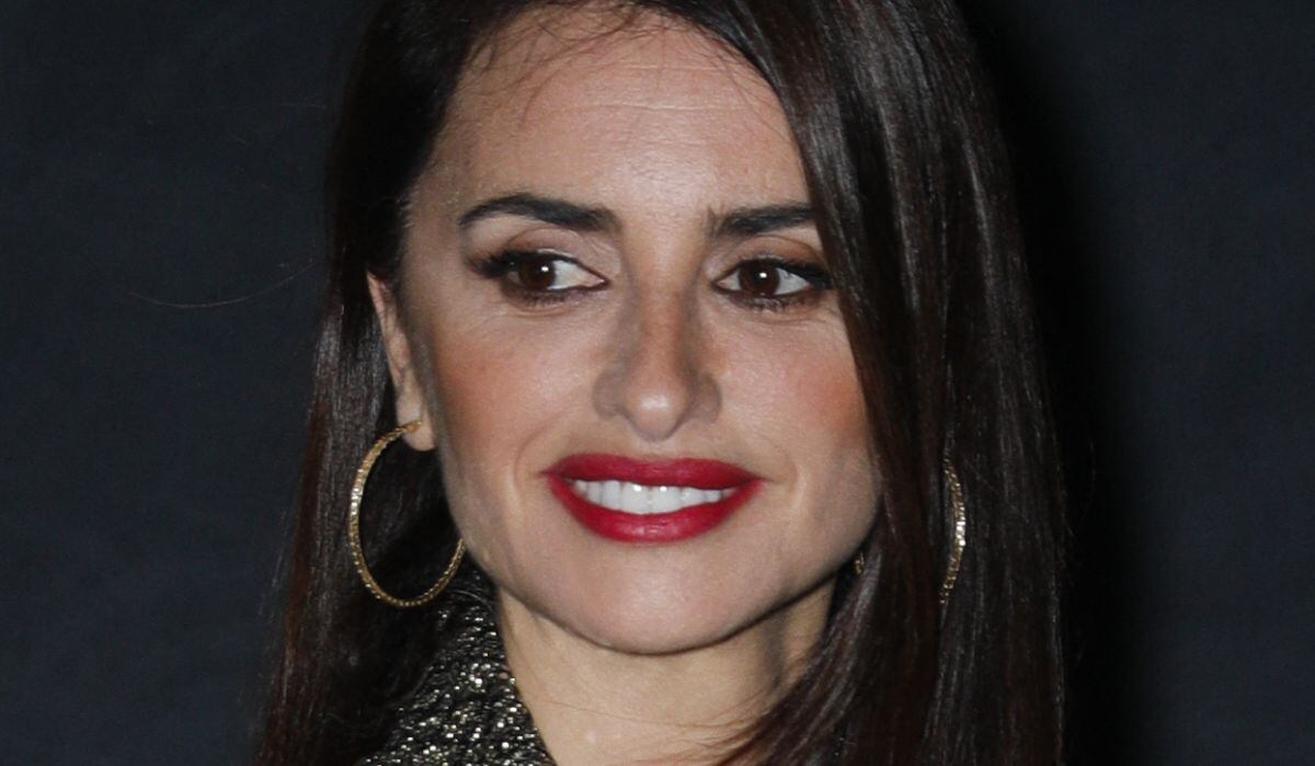 Cuando la actriz española Penélope Cruz llegó al estreno de la película dirigida por Olivier Assayas "Cuban Network" en París, el 22 de enero de 2020 (Foto: Geoffroy Van Der Hasselt / AFP)