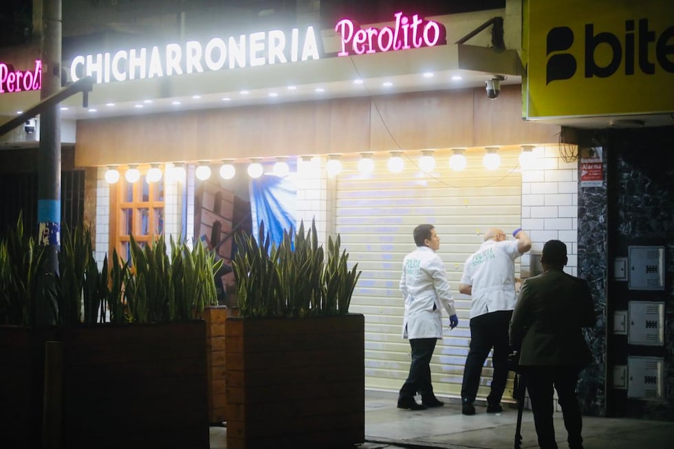 Extorsionadores en moto que serían de banda "Los mexicanos" balearon fachada de chicharronería en el Callao. (Foto: César Grados / @photo.gec)