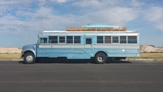 Este bus escolar lo transformaron en una casa sobre ruedas