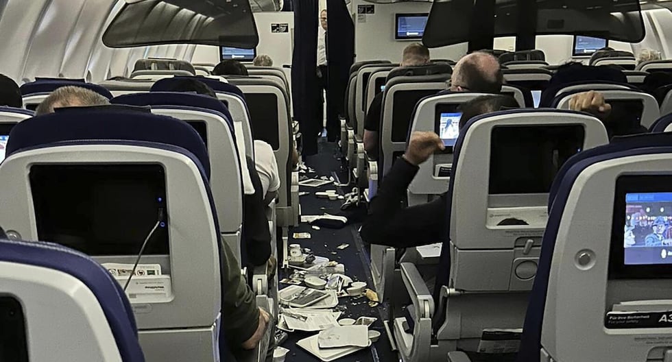 Bandejas de comida y otros elementos están esparcidos en la cabina del vuelo 469 de Lufthansa que iba de Austin, Texas, a Fráncfort, Alemania, luego de sufrir una fuerte turbulencia el 1 de marzo de 2023. (Foto: Ecaterina Fadhel/vía AP).