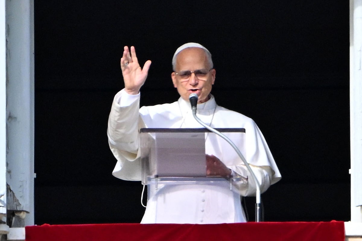 El papa León XIV se dirige a la multitud desde una ventana del palacio apostólico con vistas a la Plaza de San Pedro durante la oración del Ángelus en el Vaticano, el 21 de diciembre de 2025. (Andreas SOLARO / AFP)