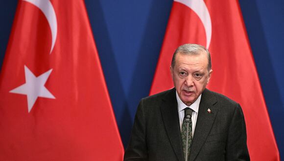 El presidente turco, Recep Tayyip Erdogan, asiste a una conferencia de prensa conjunta con el primer ministro húngaro después de las conversaciones en la oficina del primer ministro en el monasterio carmelita de Budapest, Hungría, el 18 de diciembre de 2023. (Foto de ATTILA KISBENEDEK / AFP)
