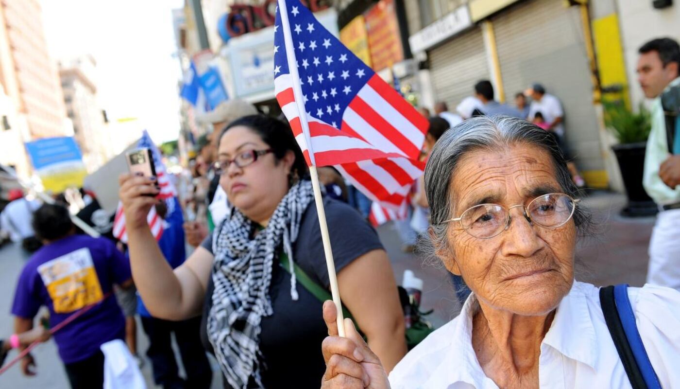 Es indispensable que la ciudadanía cumpla con todos los requisitos para mejorar su situación migratoria, ya sea mediante la obtención de una visa temporal, la naturalización o el asilo en Estados Unidos.