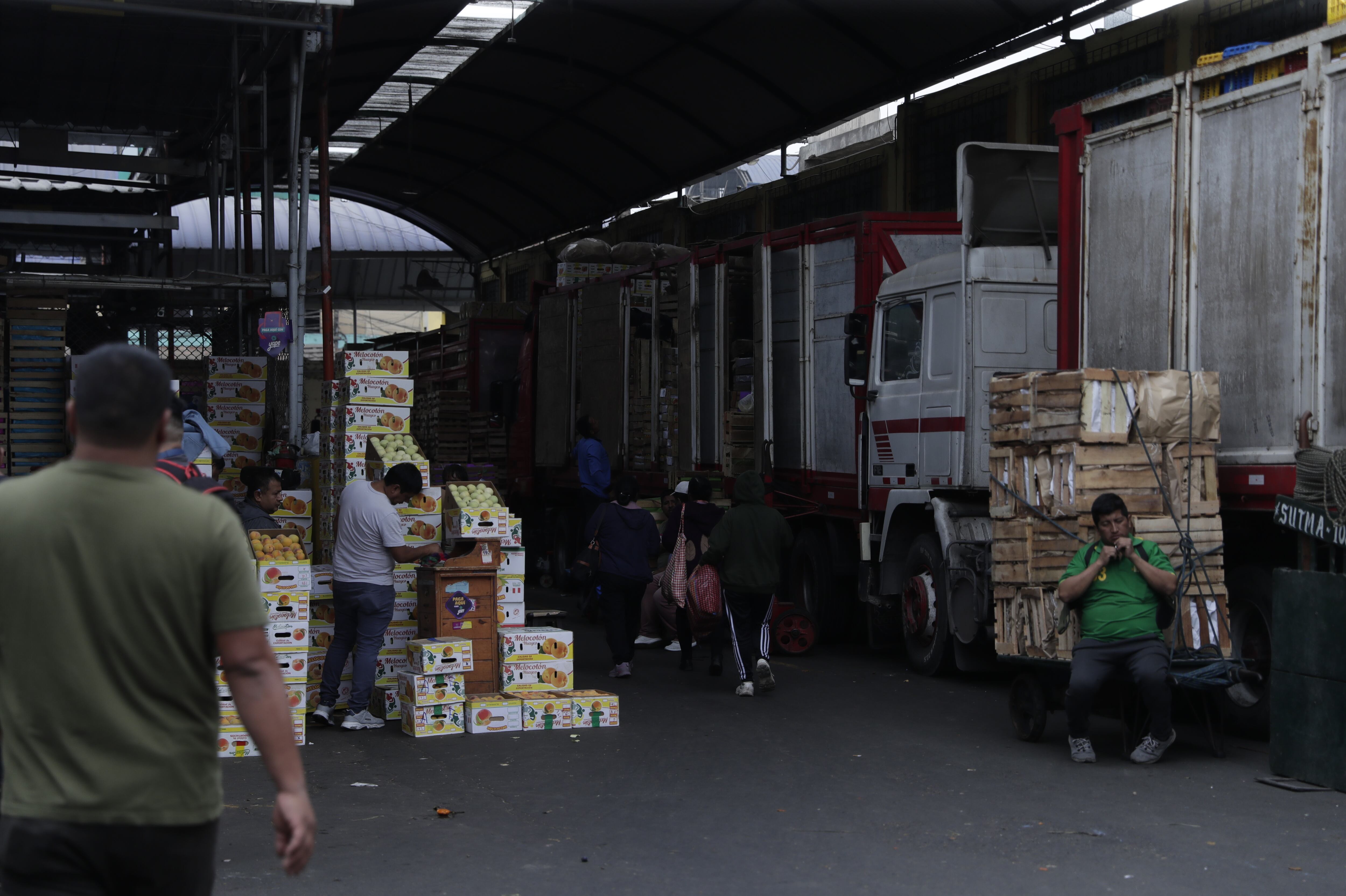 Camiones permanecen estacionados en el interior del mercado| Foto: Hugo Pérez