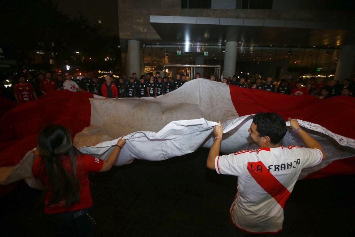 Los dirigidos por Jorge Fossati saludaron a los hinchas y tomaron la bandera llena de firmas para ondearla ante los incondicionales presentes. Foto: Fotos: violeta ayasta / @photo.gec