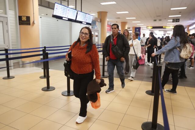 Turistas avanzan entre emociones y nostalgia en la última noche del antiguo Jorge Chávez. (Foto: Jesús Saucedo/@photo.gec)