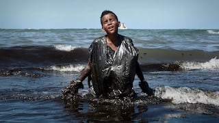 La historia de la icónica foto que retrata el desastre ecológico que vive Brasil en sus playas