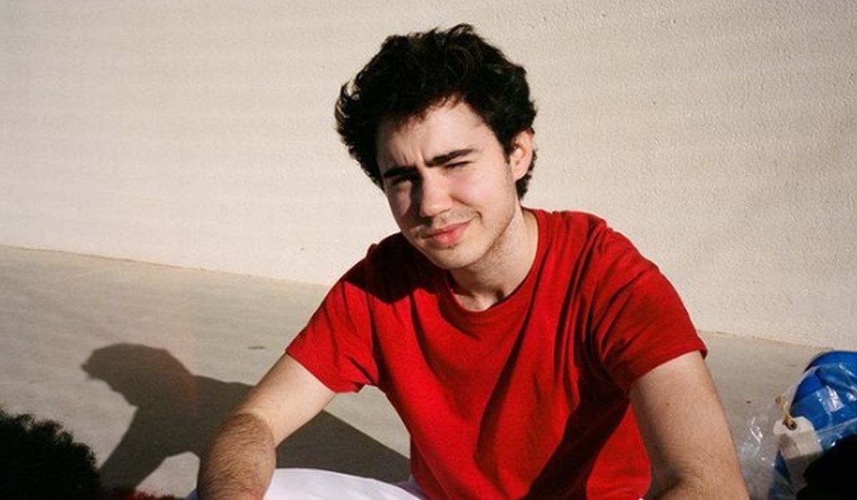 Él está emocionado por participar en la serie "Élite". Aquí posando en pleno sol con un polo rojo (Foto: Ander Puig / Instagram)