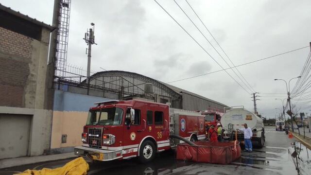 Incendio en Cercado de Lima consume almacén de algodones