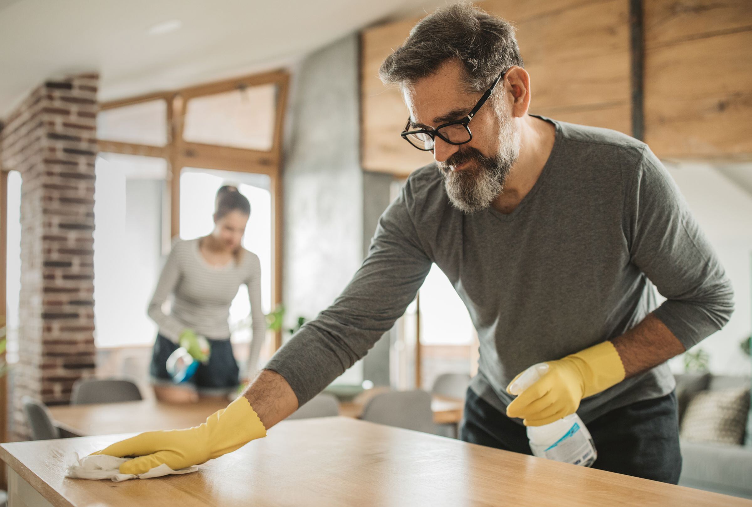 Revisa esta nota para que descubras qué significa obsesionarse con la higiene y el orden, de acuerdo a la psicología. (Foto: svetikd / iStock)