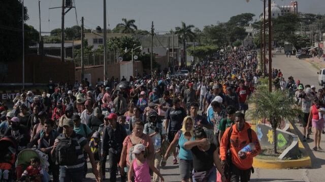 Caravana migrante reanuda su camino en el sur de México y cambia de ruta