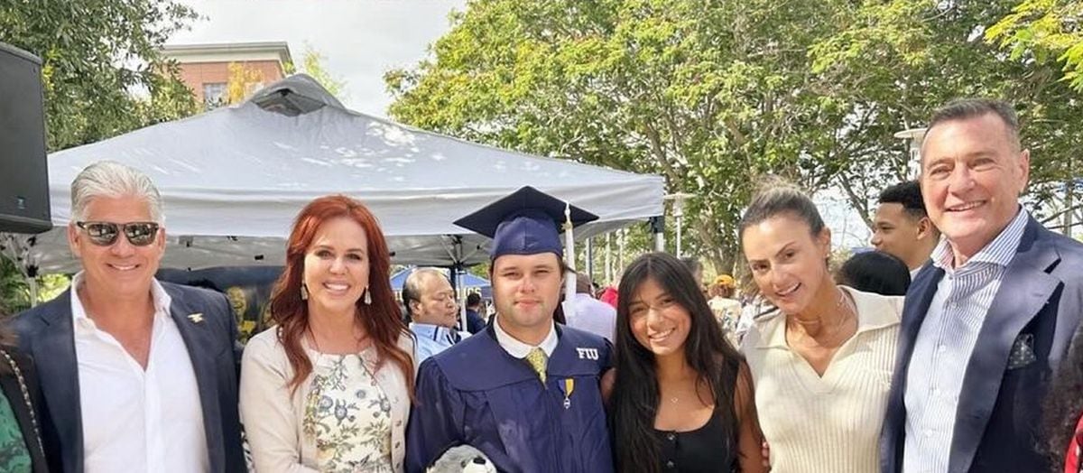 La familia reunida por la graduación de Adrián (Foto: María Celeste Arrarás / Instagram)