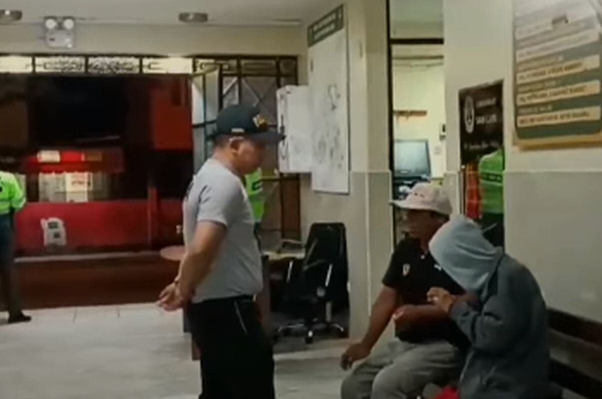 Agentes de la comisaría de San Luis auxiliaron al joven. Foto: RPP / YouTube