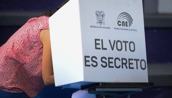 Una mujer vota en un colegio electoral en Guayaquil durante la elección presidencial ecuatoriana y el referéndum sobre minería y petróleo, el 20 de agosto de 2023. (Foto de Gerardo MENOSCAL / AFP)