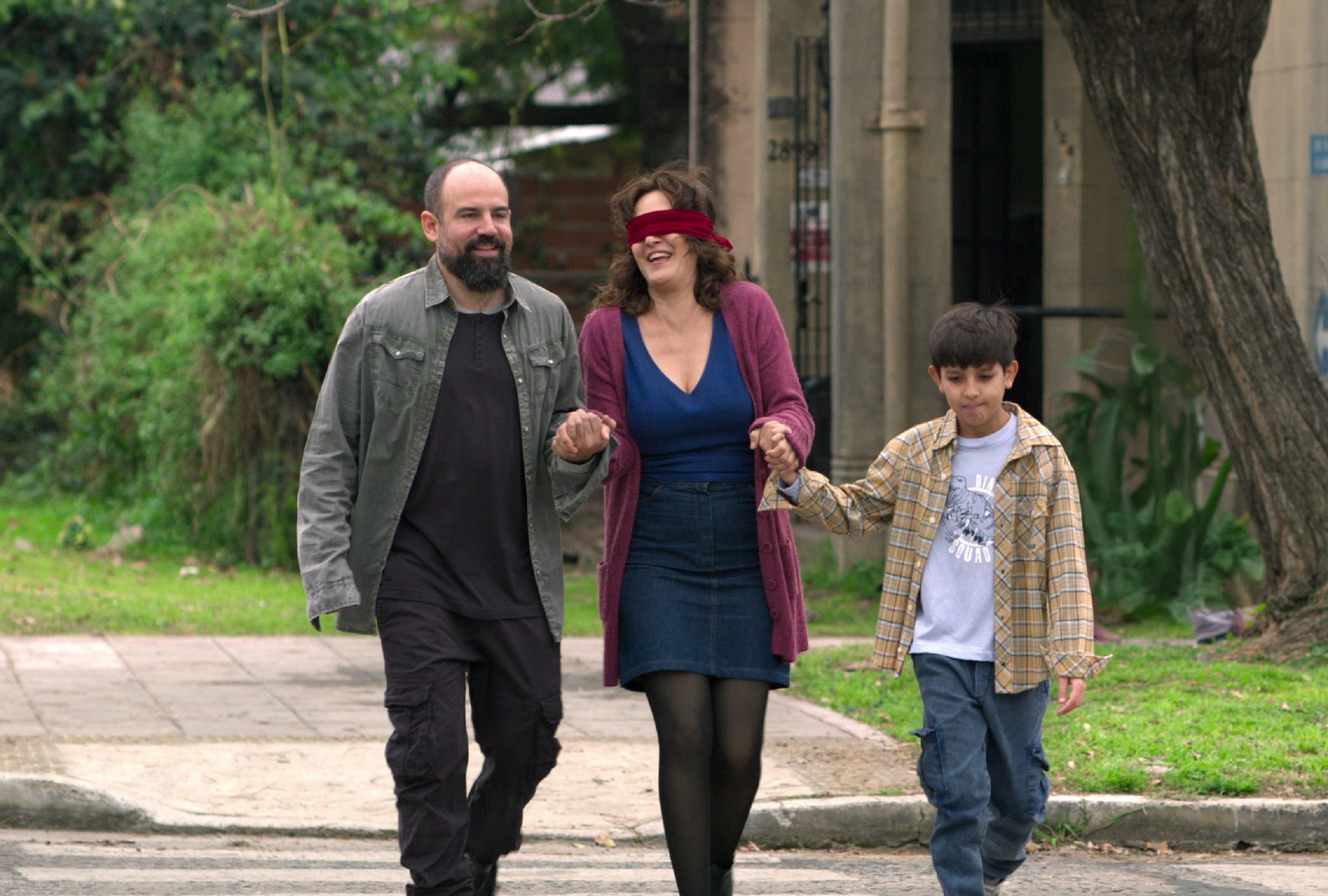 Facundo Espinosa como Pedro Vázquez, Julieta Díaz como Valeria y Manuel Da Silva como Tiago en la película argentina "Corazón delator" (Foto: Netflix)