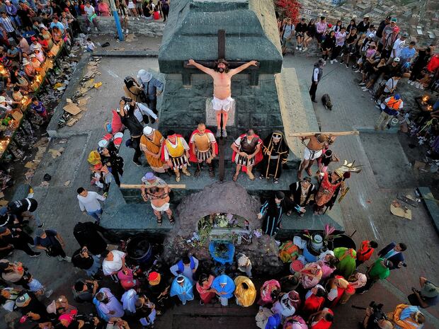 Escenificación del Vía Crucis en el cerro San Cristóbal por Viernes Santo. Foto: Antonio Melgarejo/ @photo.gec