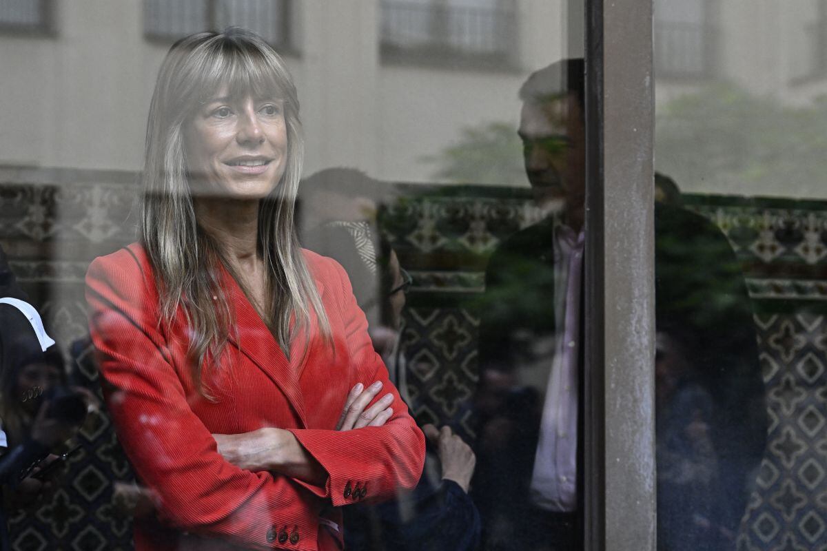 Begona Gómez, esposa del presidente del Gobierno español Pedro Sánchez, aparece detrás de una ventana tras votar en Madrid el 28 de mayo de 2023 durante las elecciones locales y regionales. Foto: JAVIER SORIANO / AFP