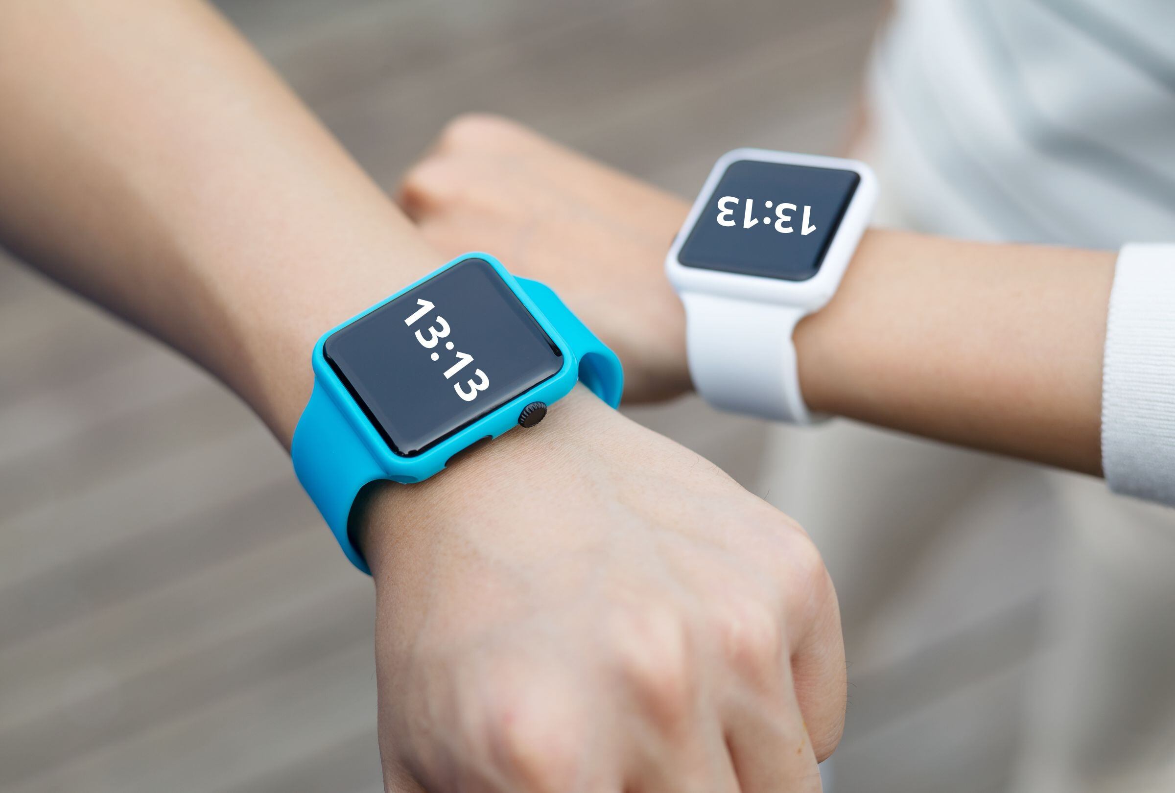 Esta es una imagen referencial donde dos personas se dan cuenta que son las 13:13. (Imagen: El Comercio / Mag / Canva)