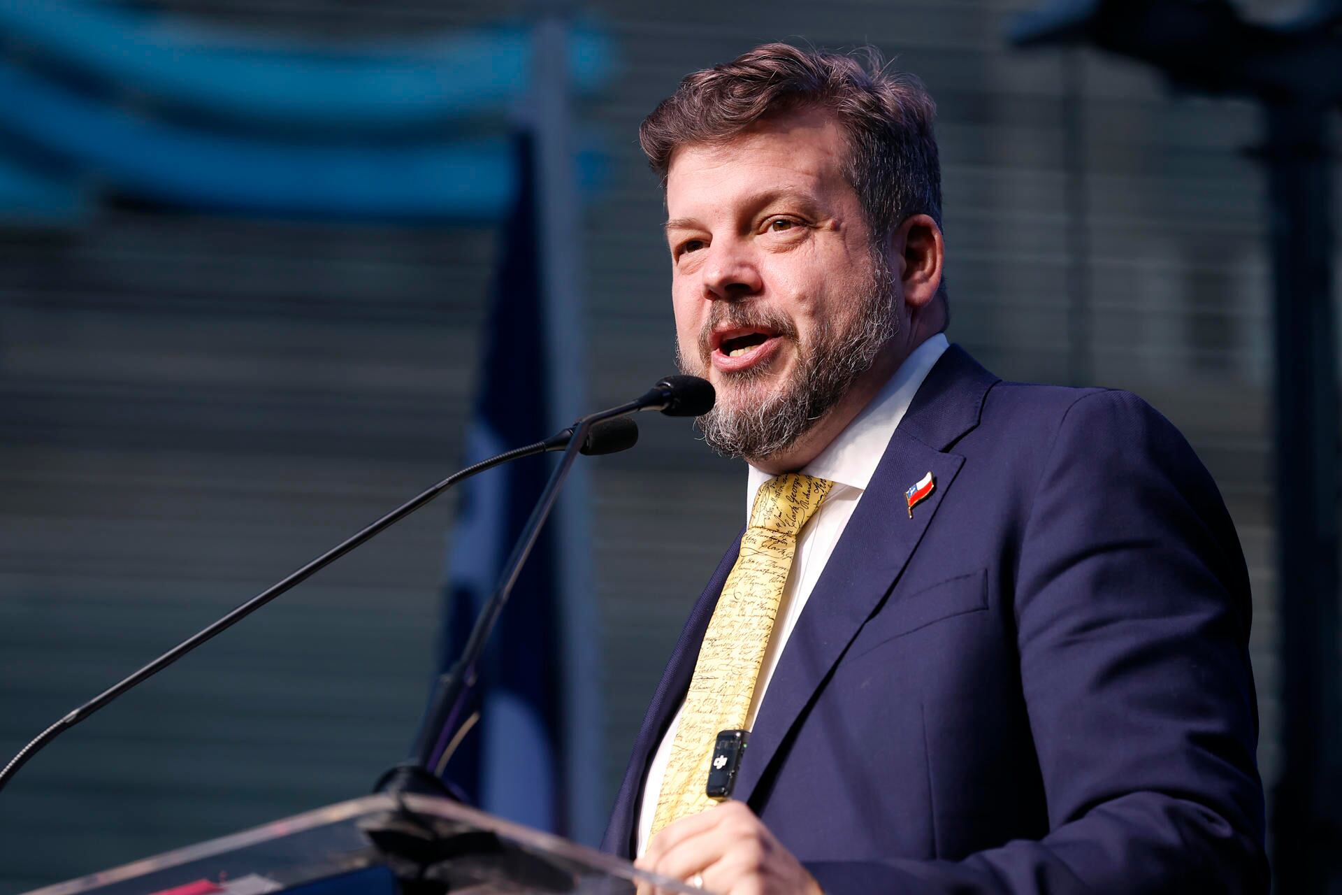 El candidato presidencial del Partido Nacional Libertario, Johannes Kaiser, habla en un acto de campaña. (EFE/ Elvis González).