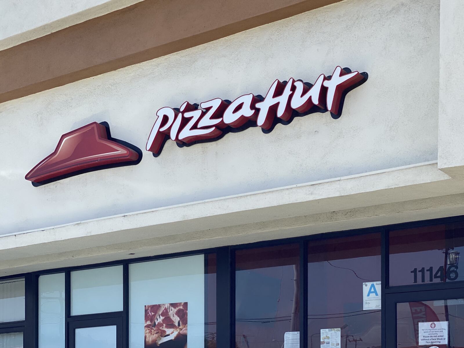 Locales de Pizza Hut son algunos que han eliminado puestos de trabajo debido a la vigencia del nuevo salario mínimo en California (Foto: AFP)