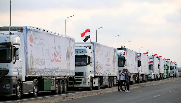 Camiones que transportan ayuda humanitaria con destino a la Franja de Gaza esperan pasar por el cruce fronterizo de Rafah, Egipto, 24 de octubre de 2023. (Foto de EFE/EPA/KHALED ELFIQI)