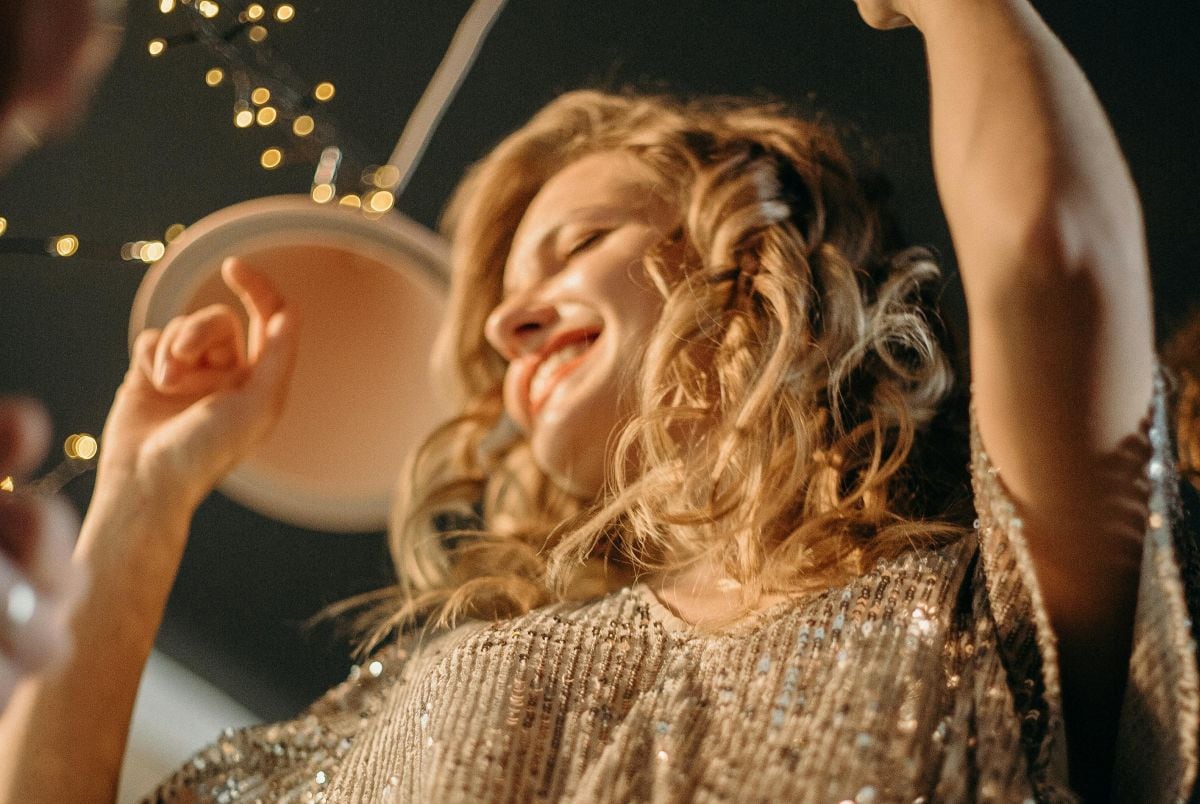 Una de las cábalas para despedir el año viejo y dar la bienvenida al nuevo está en los colores de las prendas que se usan. (Foto: cottonbro studio / Pexels)