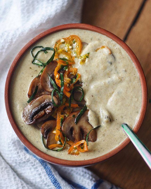 Crema de champiñones, una receta de Emily Bennett.