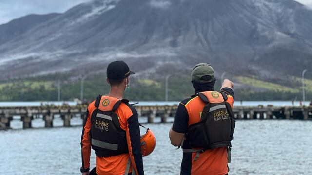 Miles de evacuados en Indonesia por la erupción del volcán Ruang que desató una alerta de tsunami