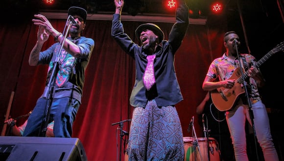 AfroPerú está compuesto por Jair Santa Cruz (vocalista), Marco Campos (vocalista), Andrés Zevallos (director musical y guitarrista), Carlos Pérrigo (bajista), Williams “Makarito” Nicasio (percusionista) y Edú Campos (percusionista).