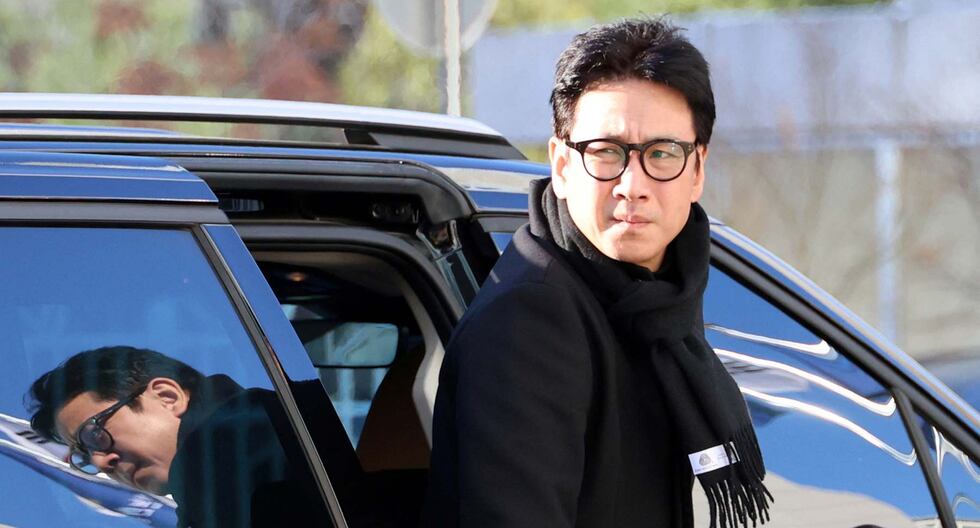 En la foto, el actor surcoreano Lee Sun-kyun ("Parasite") llega a la estación de Policía de Incheon para su interrogatorio por su presunto uso de marihuana y otras drogas. Cuatro días después, fue hallado sin vida.