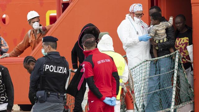 Buque con 151 migrantes rescatados del mar Mediterráneo desembarca en Sicilia 