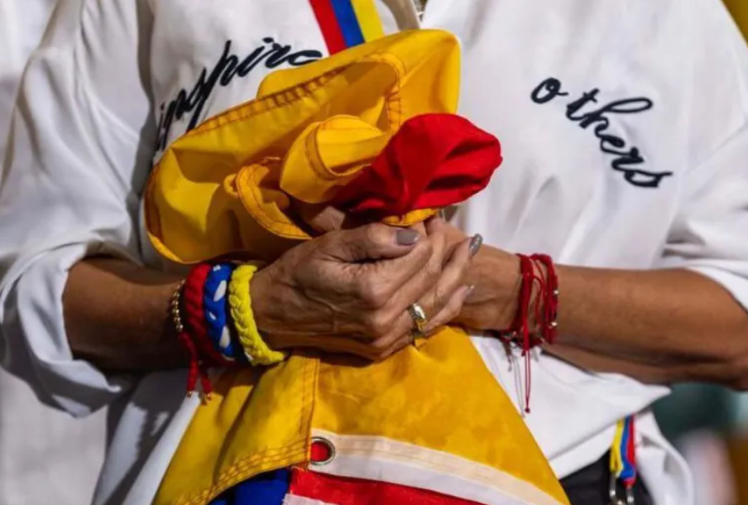 Una mujer sostiene una bandera venezolana durante una conferencia de prensa realizada por el Caucus Venezolano Americano el pasado 3 de febrero de 2025. (Foto: Getty Images)