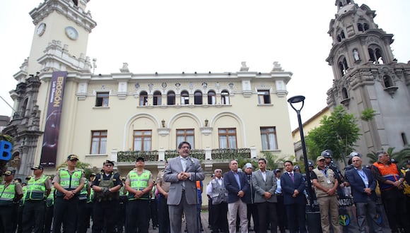 Alcalde Carlos Canales presentó el Plan Navidad Segura junto a representantes de la PNP. (Foto: Municipalidad de Miraflores)