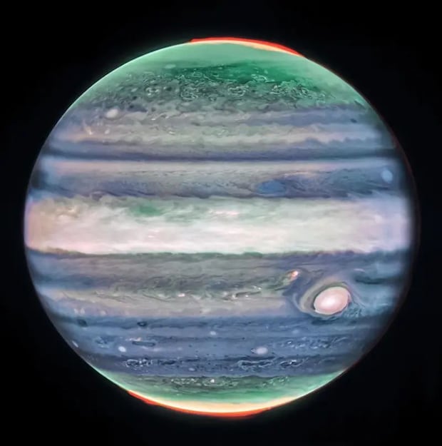 Las modernas cámaras en el espectro casi infrarrojo del telescopio James Webb dan detalles impactantes del gigante de nuestro sistema solar, Júpiter.