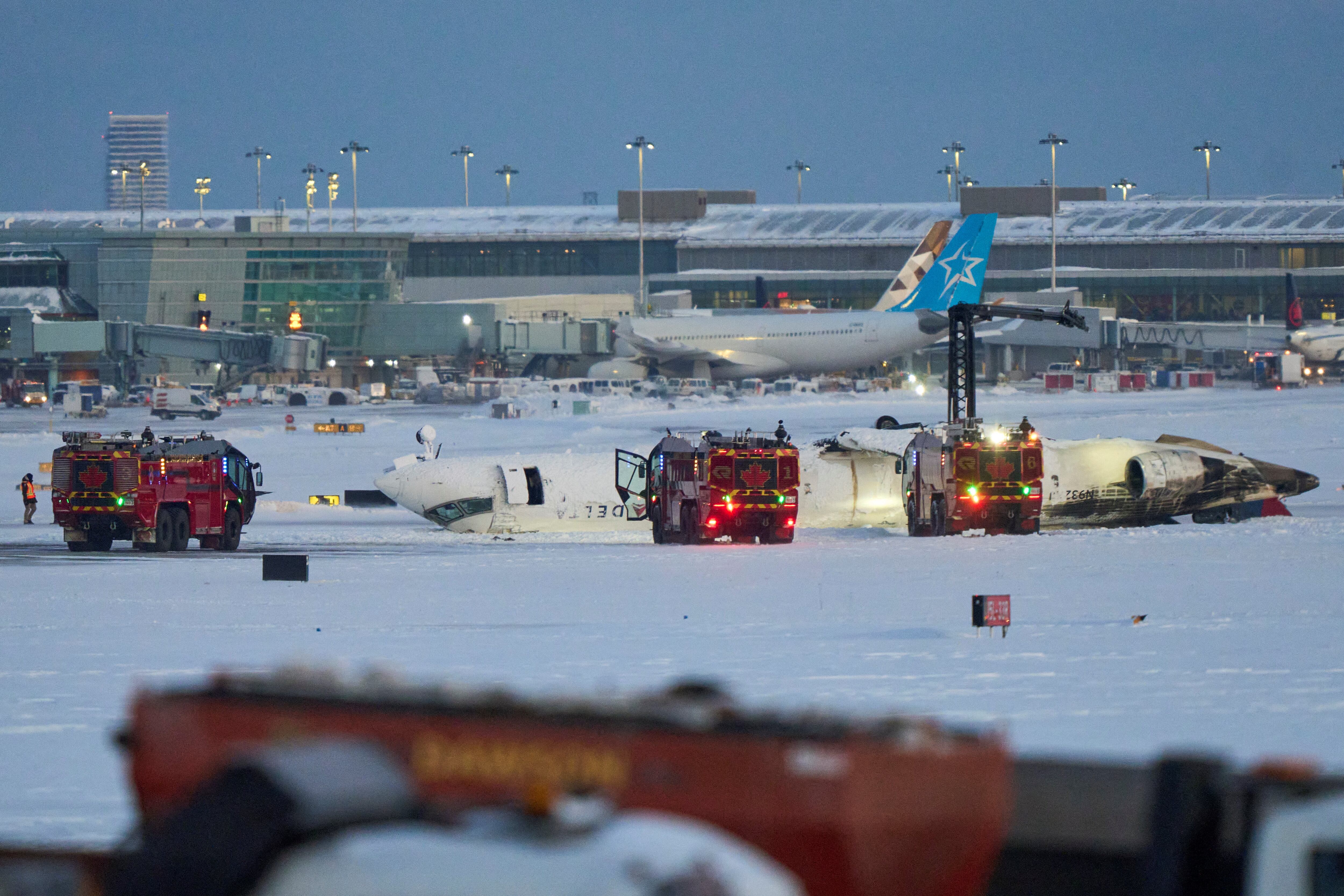 Un avión de Delta Airlines después de estrellarse al aterrizar en el Aeropuerto Toronto, el 17 de febrero de 2025. (Foto de Geoff Robins / AFP).