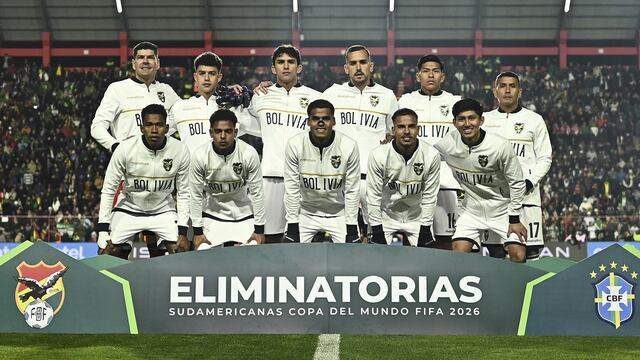 El jugador de Bolivia que se puso la camiseta de Colombia para festejar la clasificación al repechaje tras derrotar a Brasil | Foto: FBF